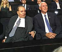 Dole alături de guvernatorul de atunci al Indiei, Mike Pence, la Convenția Națională Republicană din 2016  