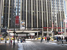 Před nádražím Pennsylvania Station  