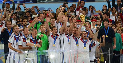 Philipp Lahm z Nemčijo po finalu svetovnega prvenstva 2014.