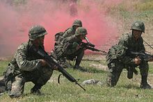 Filipińscy Marines pchają się do przodu podczas ćwiczeń treningowych z amfibii na napady.