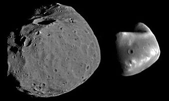 Mars' måner: Phobos og Deimos. Phobos er den største af de to måner og er den af de to måner, der er tættest på Mars. Phobos har en gennemsnitlig radius på 11 km, mens Deimos har en gennemsnitlig radius på 6 km.  