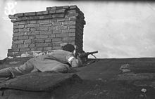 Oprørssoldater fra bataljonen "Pięść" under ledelse af Stanisław Jankowski "Agaton" den 2. august 1944 på taget af et hus på den evangeliske kirkegård i Wola, Warszawa.