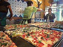 Pizza al Taglio, într-un magazin din Roma.  