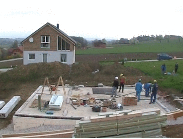 Construir una casa moderna a partir de piezas prefabricadas.  