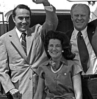 Dole împreună cu soția sa Elizabeth Dole și președintele Gerald Ford la un miting de campanie în Kansas  