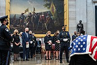 Președintele Joe Biden îl onorează pe Dole în timp ce sicriul său este depus la Capitoliul Statelor Unite, decembrie 2021  