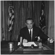 Президентът Джонсън подписва резолюцията на 20 април 1964 г.