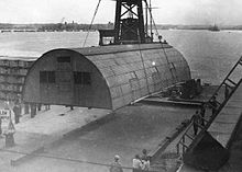 Une hutte Quonset en cours de construction au Japon, après la Seconde Guerre mondiale