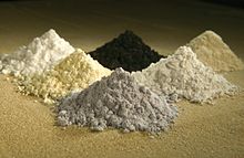 Med uret fra midten øverst: praseodymium, cerium, lanthan, neodymium, samarium og gadolinium.