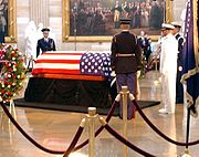 Reagans Sarg, der am 9. Juni 2004 in der Capitol Rotunda der Vereinigten Staaten im Staat liegt