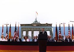 Ronald Reagan spricht vor dem Brandenburger Tor