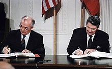 Gorbaciov și Reagan semnează Tratatul privind Forțele Nucleare cu Rază Intermediară de Acțiune la Casa Albă, 1987  