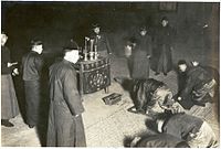 Biznesmen z Manchu w Yingkou witający Boga pieniędzy Cai Shen w swoim domu w przeddzień chińskiego Nowego Roku jakiś czas w latach 1910.