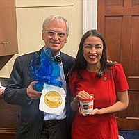 Ocasio-Cortez alături de reprezentantul Oregonului, Earl Blumenauer, în 2019  