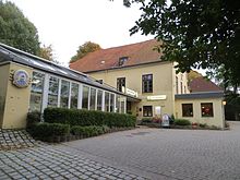 The home of the Knudsgilde, founded in the 12th century, has been St. Knudsborg at Hillig-Water Gang (Helligvandsgangen) since 1844.