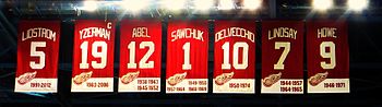 Banery wiszące w Joe Louis Arena reprezentują tych graczy Czerwonych Skrzydełek, których numery mundurów zostały wycofane.