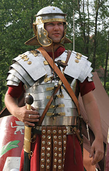 Replica moderna di un'armatura di tipo lorica segmentata