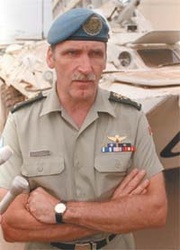 Roméo Dallaire, der UNAMIR-Kommandeur, bat die UNO mehrfach um mehr Truppen