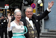 Regina Margrethe a II-a a Danemarcei (stânga) și răposatul ei soț, prințul Henrik (dreapta).  