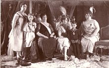 Ziua nunții lui Rukiye Sabiha Sultan în 1920, de la stânga la dreapta: Fatma Ulviye Sultan, Ayșe Hatice Hayriye Dürrüșehvar Sultan, Emine Nazikeda Kadınefendi, Rukiye Sabiha Sultan, Mehmed Ertuğrul Efendi, Șehsuvar Hanımefendi.  