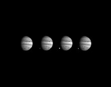 Patru fotografii ale lui Jupiter realizate în 1994. Punctele albe strălucitoare sunt explozii în care părți ale cometei Shoemaker Levy-9 au lovit planeta.  