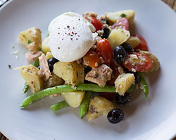 Salade niçoise salotos, patiekiamos su kiaušiniu