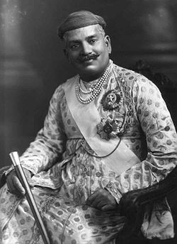 Sayajirao Gaekwad III, Maharajá de Baroda, llevando la banda y la estrella de un GCSI, así como la estrella de un GCIE. 1919