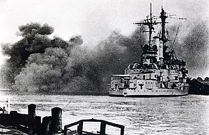 Das Kadettenschulschiff Schleswig-Holstein beim Beschuss der Westerplatte im Hafen von Danzig zu Beginn des Zweiten Weltkrieges