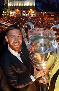 Sergio Ramos sărbătorind La Undecima (Al unsprezecelea) cu trofeul.  