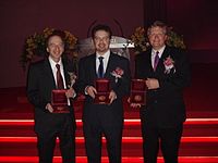Saul Perlmutter, Riess ja Brian P. Schmidt saavad 2006. aasta Shaw' astronoomiapreemia. Hiljem anti sellele kolmikule 2011. aasta Nobeli füüsikapreemia.
