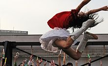 Liider Kanako Momota on kuulus Shrimp Jump'i (エビぞりジャン プ) sooritamise poolest .