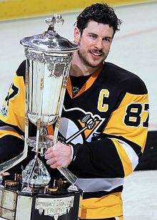 Sidney Crosby, del campeón de la Conferencia Este de 2017, los Pingüinos de Pittsburgh, posa con el Trofeo Príncipe de Gales  