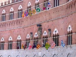 Průčelí Palazzo Pubblico (radnice) během dnů Palio.