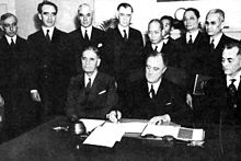 23 marzo 1935 : Convenzione costituzionale. Seduti, da sinistra a destra: George H. Dern, il presidente Franklin D. Roosevelt e Manuel L. Quezo