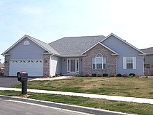Una casa unifamiliar de nueva construcción en los Estados Unidos.  