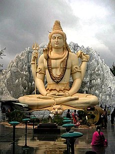 Standbeeld van Shiva die Yogische meditatie doet. Het standbeeld staat in Bangalore, India.