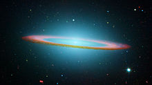 Galaxia Sombrero v infračervenom svetle (Hubbleov vesmírny ďalekohľad a Spitzerov vesmírny ďalekohľad)