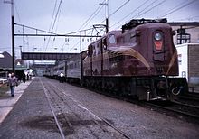 transporta un tren de cercanías a South Amboy en 1981.  