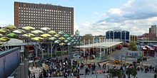 Stazione degli autobus di Stratford sulla destra