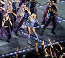 Lady Gaga optræder med "Born This Way" ved Super Bowl LI.  