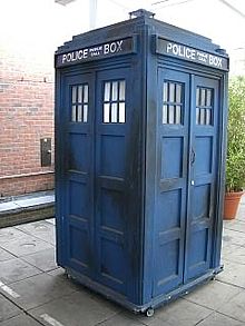 Das TARDIS-Modell, das in den 1980er Jahren für Dreharbeiten verwendet wurde.