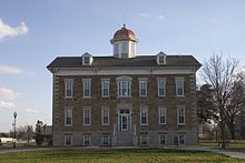 Tauy Jones Hall on Ottawan yliopiston vanhin rakennus, joka on rakennettu vuonna 1869.  