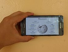 Smartphone usato per leggere Wikipedia