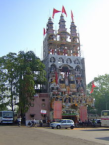 Un templo hindú junto a la estación de tren  