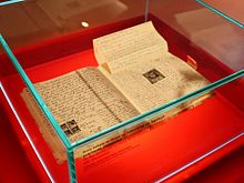 Uma cópia do diário de Anne Frank em exposição no Anne Frank Zentrum em Berlim, Alemanha.