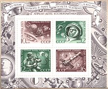 Vostok 1 -lentolentoa ja kosmonautti Gagarinia kuvaava matkamuistolevy (ylimmällä rivillä).  