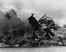 USS Arizona palaa Pearl Harboriin tehdyn hyökkäyksen jälkeen.  
