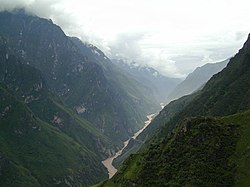 Tiger Leaping Gorge var det planlagte sted for en dæmning, men planen blev skrottet i slutningen af 2007.  