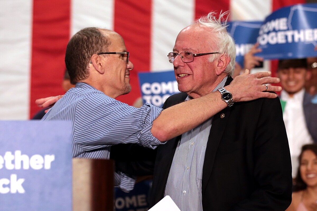 Sanders, DNC Başkanı Tom Perez ile birlikte Mesa, Arizona'da düzenlenen birlik mitinginde, Nisan 2017