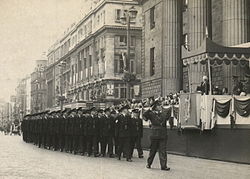 Formand Seán T. Ó Ceallaigh, An Tóstal, 1954. Uden for GPO modtager præsident Ó Ceallaigh en hilsen fra de nye Garda-rekrutter under Tostal-festlighederne i 1954.